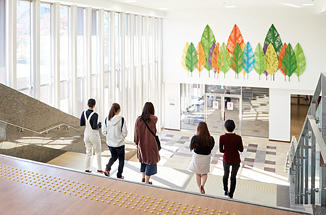 EA棟・EB棟のエントランス前階段