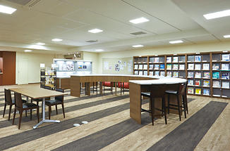 成田図書館内の写真