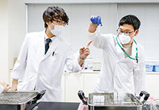 研究機器を活用し卒業研究に励む様子