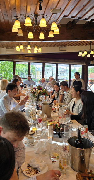 食事会風景の様子画像"