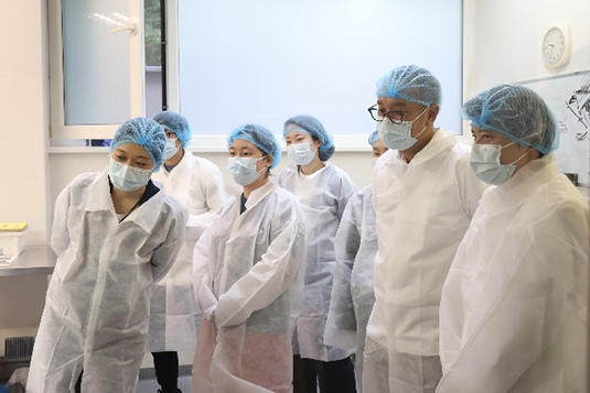 解剖見学の様子の画像