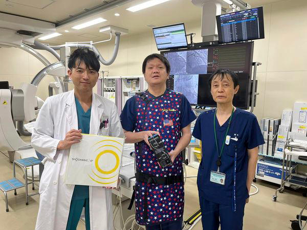 新デバイス「Shockwave」を手に取り、記念写真