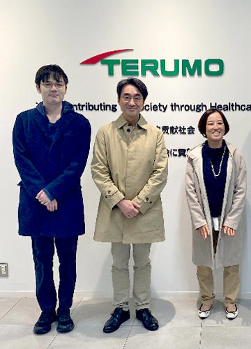 甲府工場で記念写真