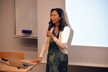 赤津副学科長が留学生へ英語で医学部を説明