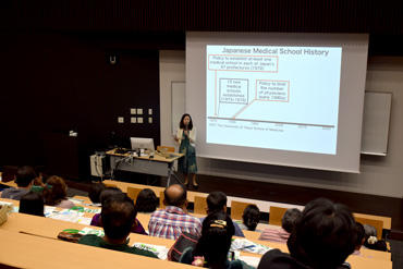 赤津副学科長が留学生へ英語で医学部を説明