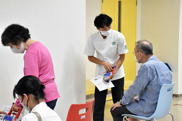 実際に身体測定を行っている参加者の様子